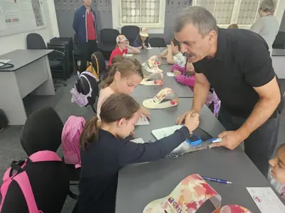 Copii scriind cărți poștale