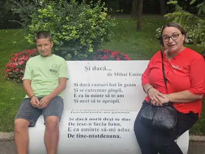 Copil și adult pe banca the poezia lui Eminescu